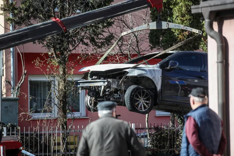 Izgorio automobil pred kućom Milana Pernara