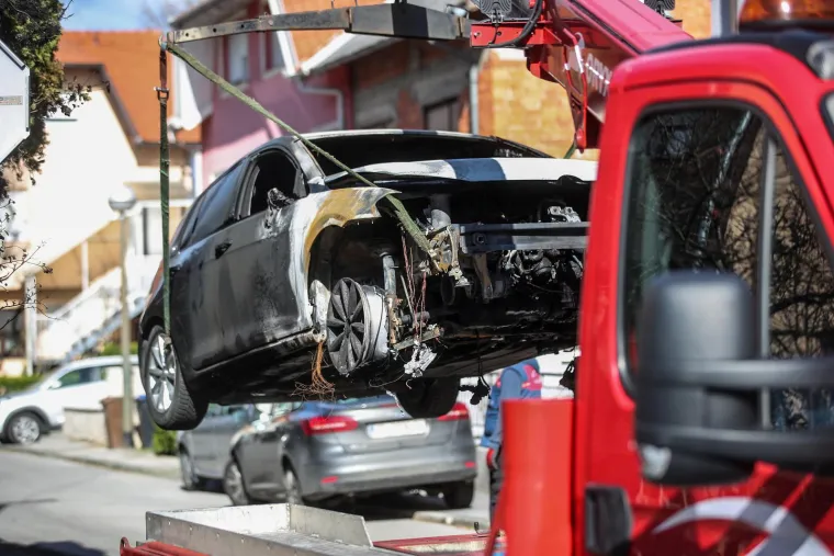 Izgorio automobil pred kućom Milana Pernara