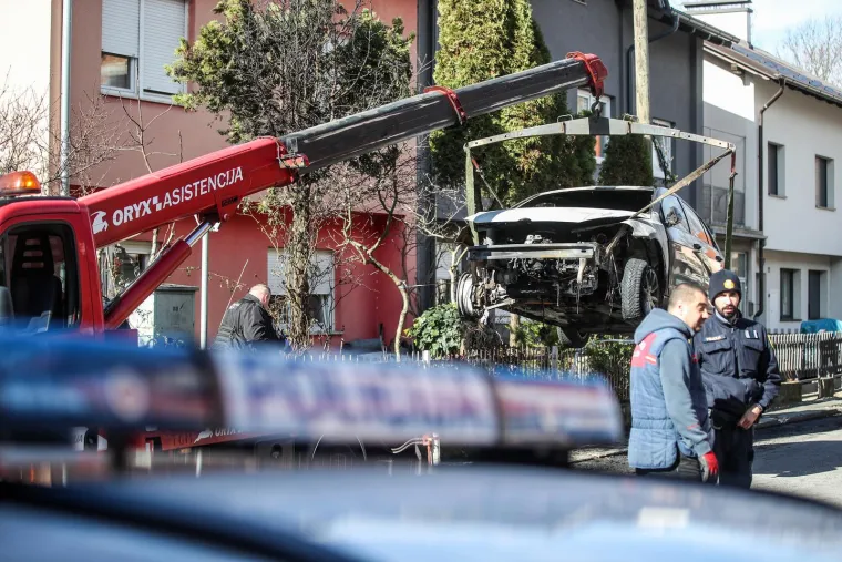 Izgorio automobil pred kućom Milana Pernara