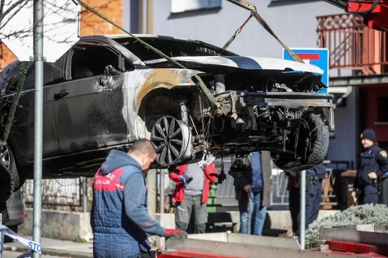 Izgorio automobil pred kućom Milana Pernara