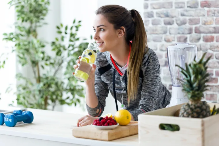 Još jedna pozitivna strana ispijanja vode s limunom, bila je u tome što je naučila kontrolirati apetit, a simptomi predmenstrualnog sindroma su se ublažili. 