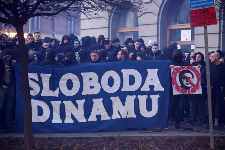 Bad Blue Boysi grme pred Sheratonom: Bakljama i pjesmom zapalili centar grada