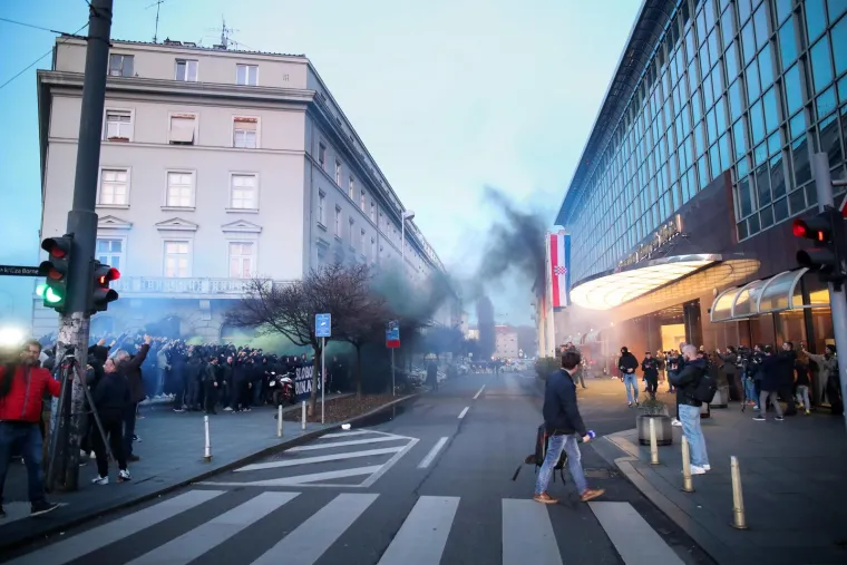 Bad Blue Boysi grme pred Sheratonom: Bakljama i pjesmom zapalili centar grada