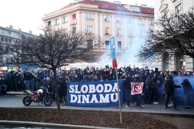 Bad Blue Boysi grme pred Sheratonom: Bakljama i pjesmom zapalili centar grada