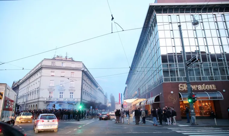 Bad Blue Boysi grme pred Sheratonom: Bakljama i pjesmom zapalili centar grada