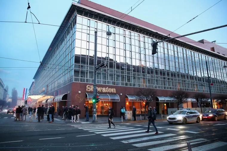 Bad Blue Boysi grme pred Sheratonom: Bakljama i pjesmom zapalili centar grada