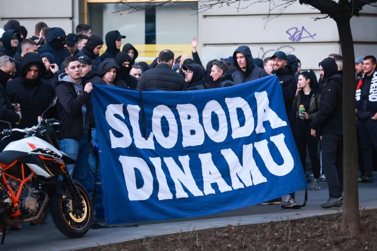 Bad Blue Boysi grme pred Sheratonom: Bakljama i pjesmom zapalili centar grada