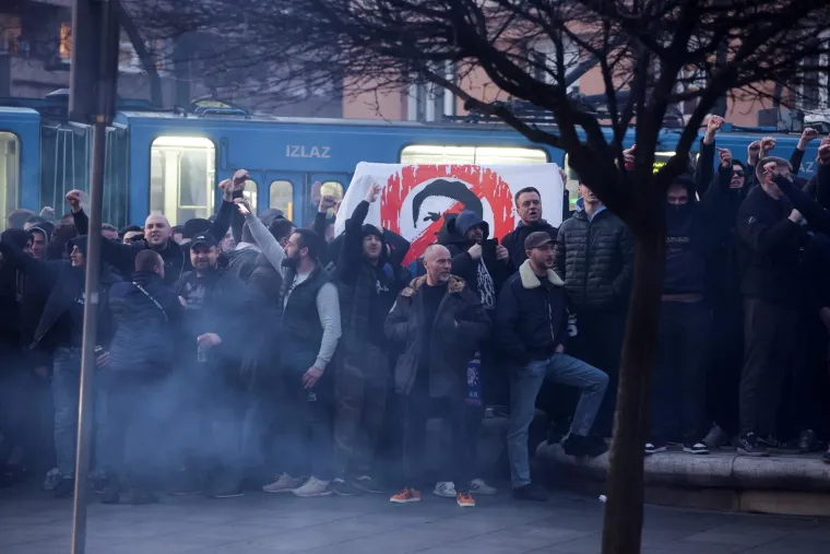 Boysi zapalili centar grada: Pjesma i baklje ispred Sheratona