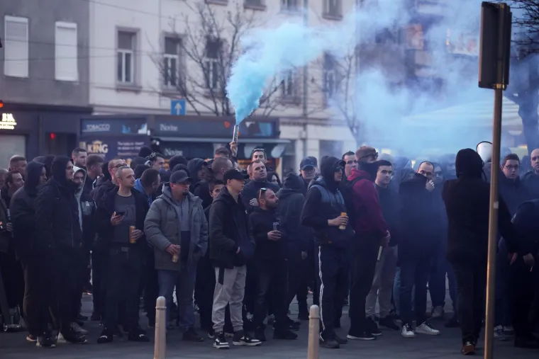 Boysi zapalili centar grada: Pjesma i baklje ispred Sheratona