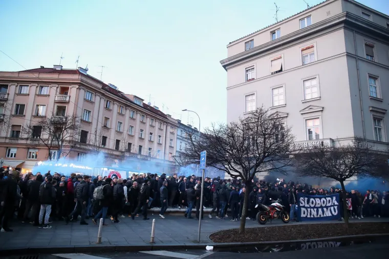 Boysi zapalili centar grada: Pjesma i baklje ispred Sheratona