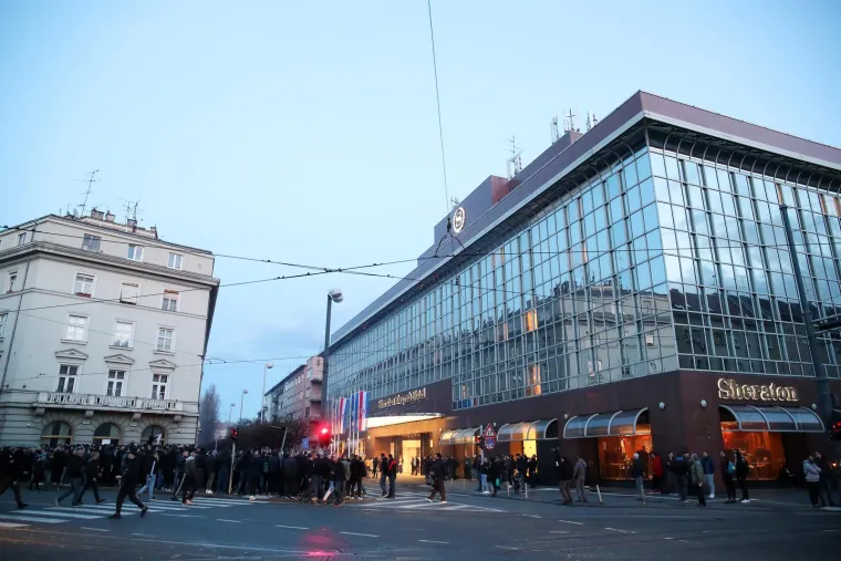 Boysi zapalili centar grada: Pjesma i baklje ispred Sheratona