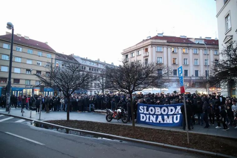 Boysi zapalili centar grada: Pjesma i baklje ispred Sheratona