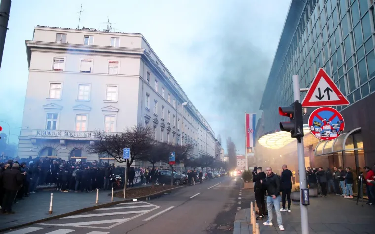 Boysi zapalili centar grada: Pjesma i baklje ispred Sheratona