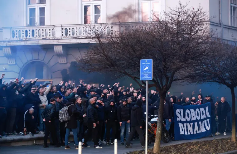 Boysi zapalili centar grada: Pjesma i baklje ispred Sheratona