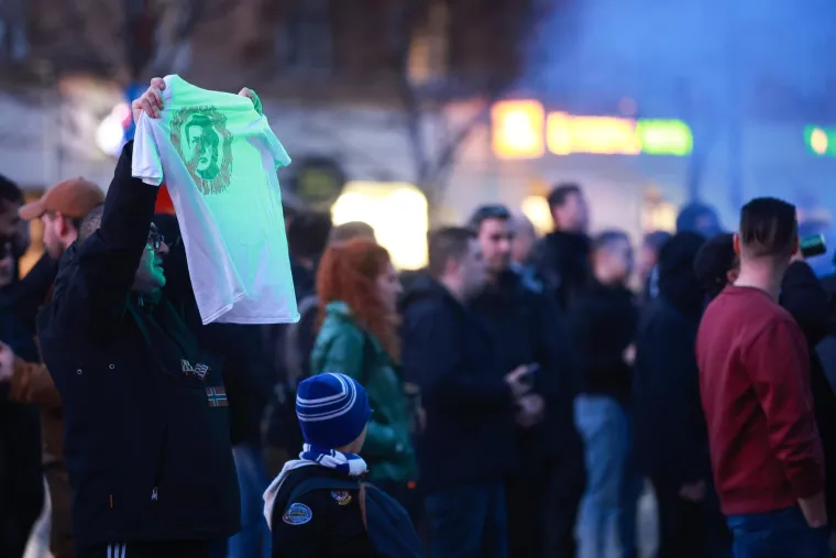 Boysi zapalili centar grada: Pjesma i baklje ispred Sheratona