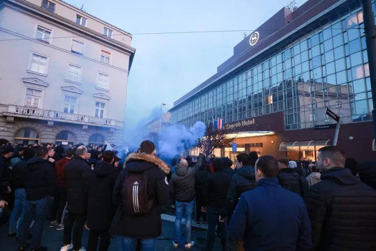 Boysi zapalili centar grada: Pjesma i baklje ispred Sheratona