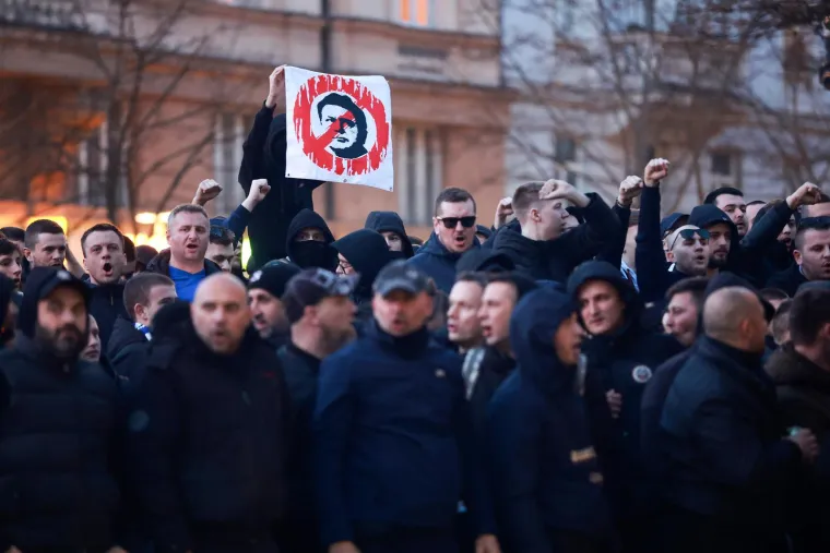 Boysi zapalili centar grada: Pjesma i baklje ispred Sheratona