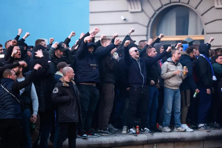 Boysi zapalili centar grada: Pjesma i baklje ispred Sheratona