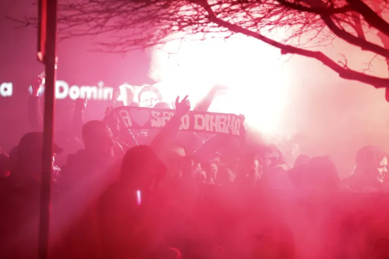 Pazite kakav su show Boysi napravili pred hotelom u kojemu se odlučuje o sudbini Dinama