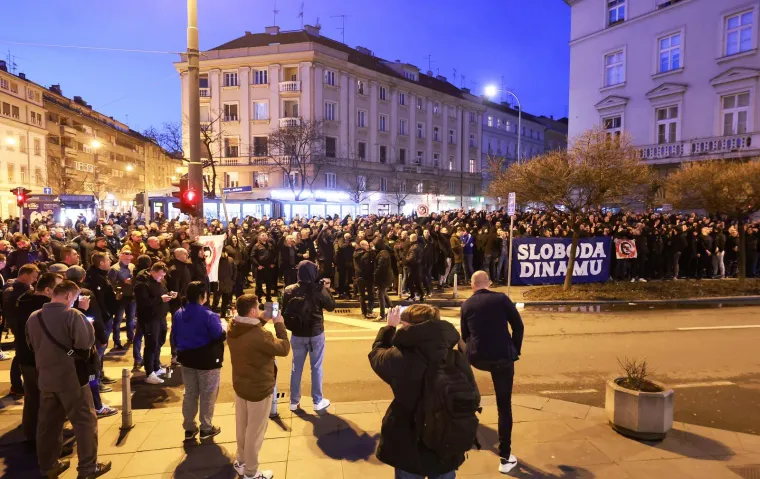 Pazite kakav su show Boysi napravili pred hotelom u kojemu se odlučuje o sudbini Dinama