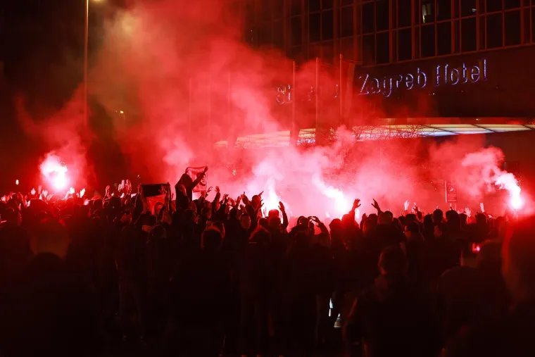 Pazite kakav su show Boysi napravili pred hotelom u kojemu se odlučuje o sudbini Dinama