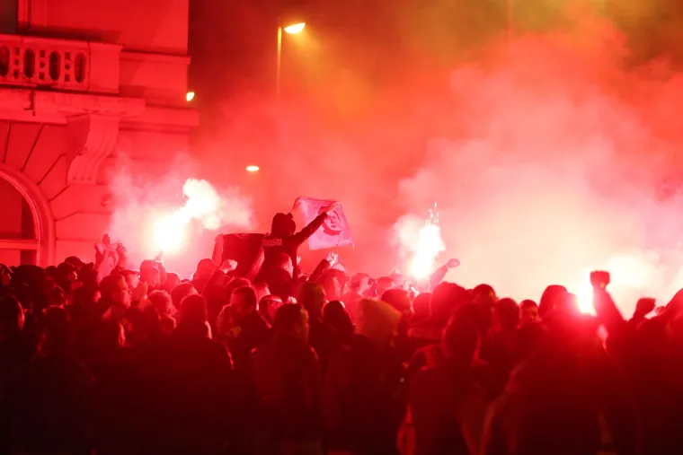 Pazite kakav su show Boysi napravili pred hotelom u kojemu se odlučuje o sudbini Dinama