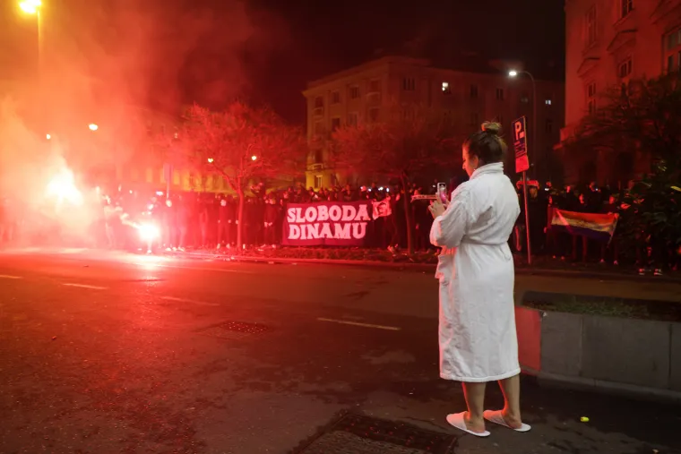 Dok se u Sheratonu održavala skupština Dinama, djevojka u ogrtaču izašla iz hotela pa počela simati Boyse