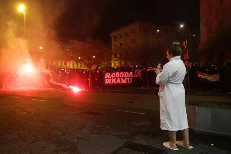 Dok se u Sheratonu održavala skupština Dinama, djevojka u ogrtaču izašla iz hotela pa počela simati Boyse