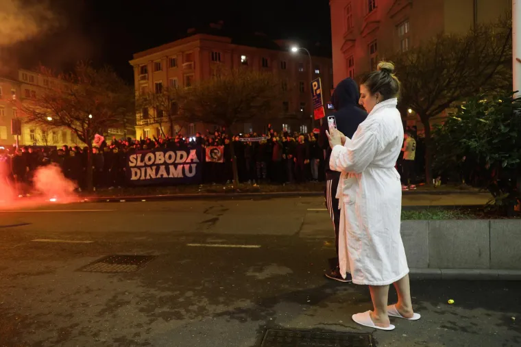 Dok se u Sheratonu održavala skupština Dinama, djevojka u ogrtaču izašla iz hotela pa počela simati Boyse