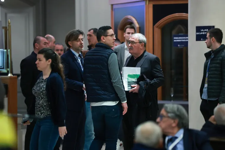 Bolje da Boysi ovo ne vide: Pogledajte kako je izgledao izlazak mamićevaca iz dvorane nakon što su srušili kvorum na Dinamovoj skupštini