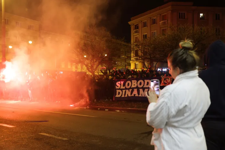 B.B.B.-ovci s bengalkama stvorili totalni kaos, ona ležerno u hotelskom ogrtaču stala pa snima