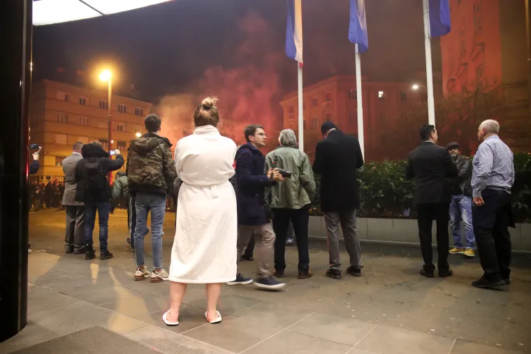 B.B.B.-ovci s bengalkama stvorili totalni kaos, ona ležerno u hotelskom ogrtaču stala pa snima