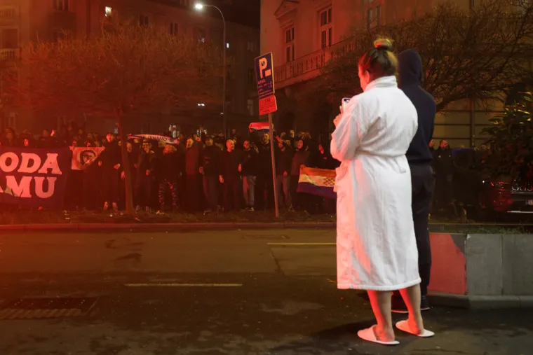 B.B.B.-ovci s bengalkama stvorili totalni kaos, ona ležerno u hotelskom ogrtaču stala pa snima