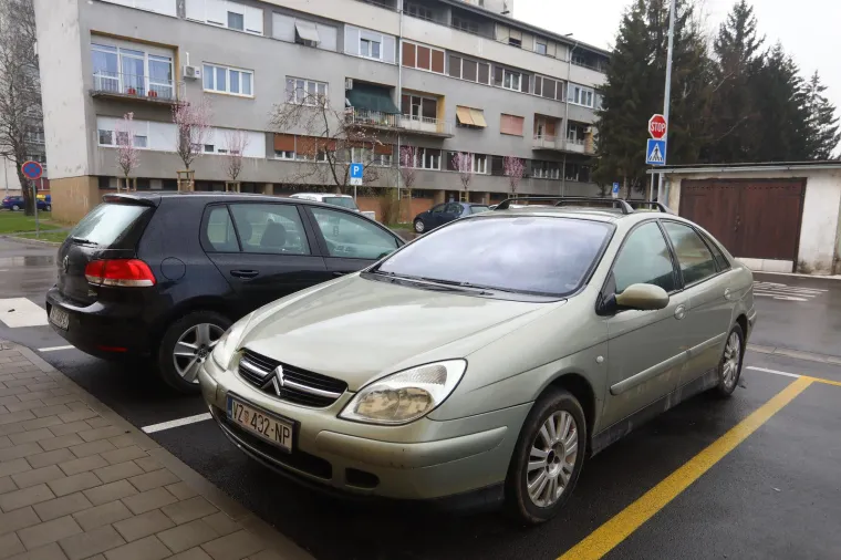 Citroen varaždinskih registraskih oznaka parkiran ispred zgrade u Karlovcu