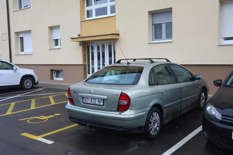 Citroen varaždinskih registraskih oznaka parkiran ispred zgrade u Karlovcu