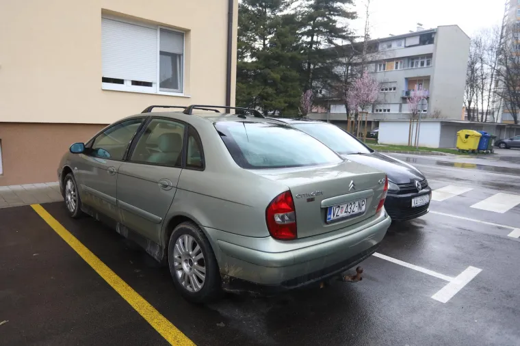 Citroen varaždinskih registraskih oznaka parkiran ispred zgrade u Karlovcu
