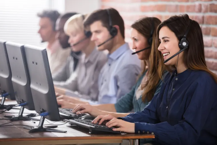 Teleoperateri su rangirani kao najugroženiji, što možda i nije iznenađenje jer mnoge kompanije trenutno koriste chatbot s umjetnom inteligencijom za ovu poziciju. Spotify i Mastercard su samo neke od kompanija koje potiču korisnike da postavljaju pitanja chatbotu. Umjetna inteligencija još nije u stanju zamijeniti ljudske suce recimo, ali je ova tehnologija korisna u sudnici na mnogo načina.