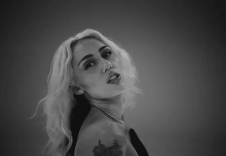 Iako je imala dugogodišnju vezu s Liamom Hemsworthom, s kojim je bila u braku, Miley Cyrus ne identificira se kao heteroseksualka. “Ljudi se zaljubljuju u ljude, ne u spol, ne u izgled, ne u bilo što. Ono u što sam zaljubljena postoji gotovo na duhovnoj razini.” Nakon razlaza s Liamom, pjevačica je hodala s blogericom Kaitlynn Carter, no kasnije su prekinule.