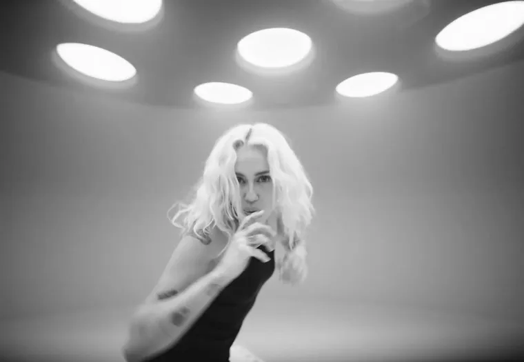 Moćna i seksi Miley Cyrus snimala vrući spot u kojem se izvija okružena golišavim frajerima, a ubrzo je sve postalo skroz mokro