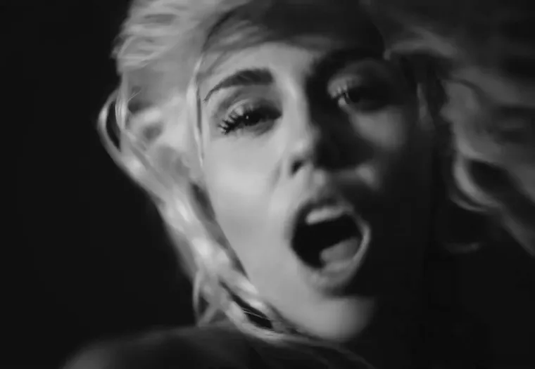 Moćna i seksi Miley Cyrus snimala vrući spot u kojem se izvija okružena golišavim frajerima, a ubrzo je sve postalo skroz mokro