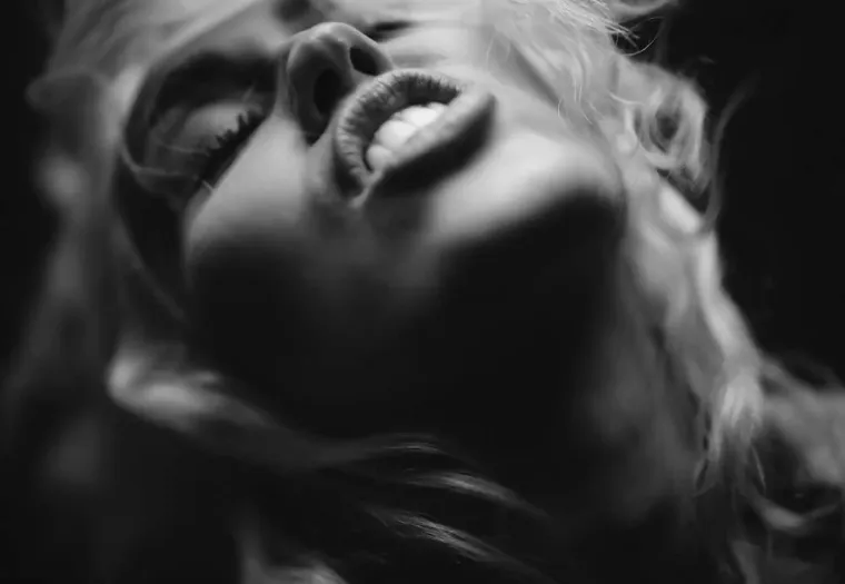 Moćna i seksi Miley Cyrus snimala vrući spot u kojem se izvija okružena golišavim frajerima, a ubrzo je sve postalo skroz mokro