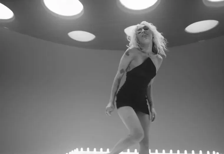 Moćna i seksi Miley Cyrus snimala vrući spot u kojem se izvija okružena golišavim frajerima, a ubrzo je sve postalo skroz mokro