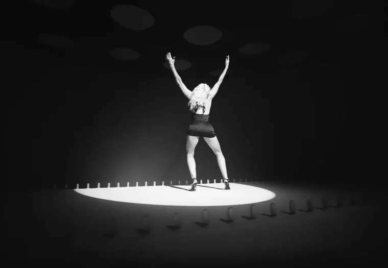 Moćna i seksi Miley Cyrus snimala vrući spot u kojem se izvija okružena golišavim frajerima, a ubrzo je sve postalo skroz mokro