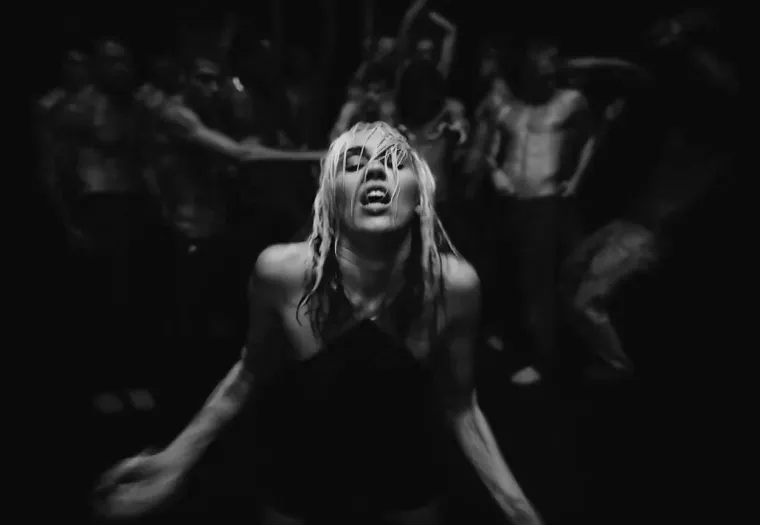 Moćna i seksi Miley Cyrus snimala vrući spot u kojem se izvija okružena golišavim frajerima, a ubrzo je sve postalo skroz mokro