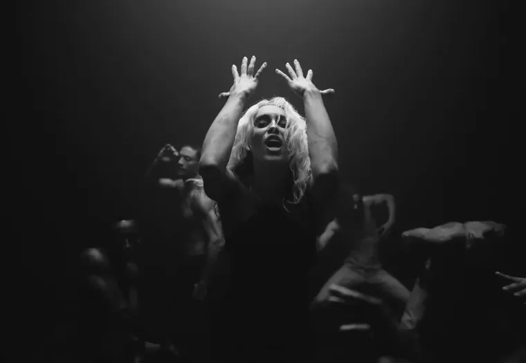 Moćna i seksi Miley Cyrus snimala vrući spot u kojem se izvija okružena golišavim frajerima, a ubrzo je sve postalo skroz mokro