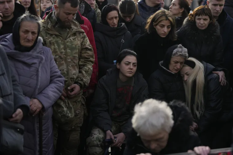 Tisuće uplakanih ljudi u Kijevu ispratilo Da Vincija, heroja Ukrajine. Na sprovod do&scaron;ao i Zelenski