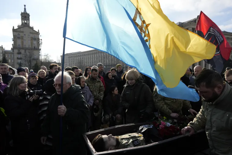 Tisuće uplakanih ljudi u Kijevu ispratilo Da Vincija, heroja Ukrajine. Na sprovod do&scaron;ao i Zelenski