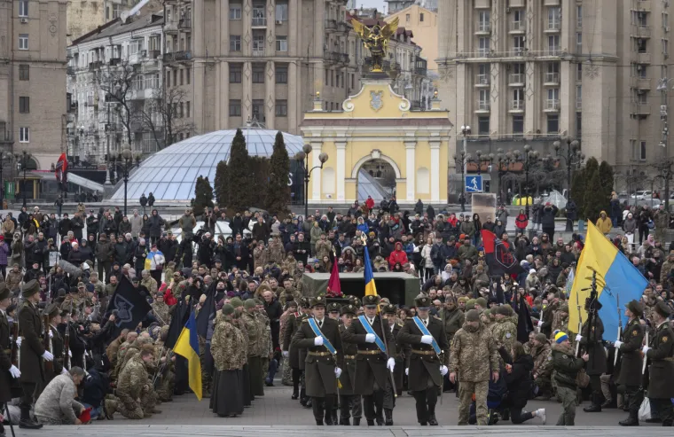 Tisuće uplakanih ljudi u Kijevu ispratilo Da Vincija, heroja Ukrajine. Na sprovod do&scaron;ao i Zelenski