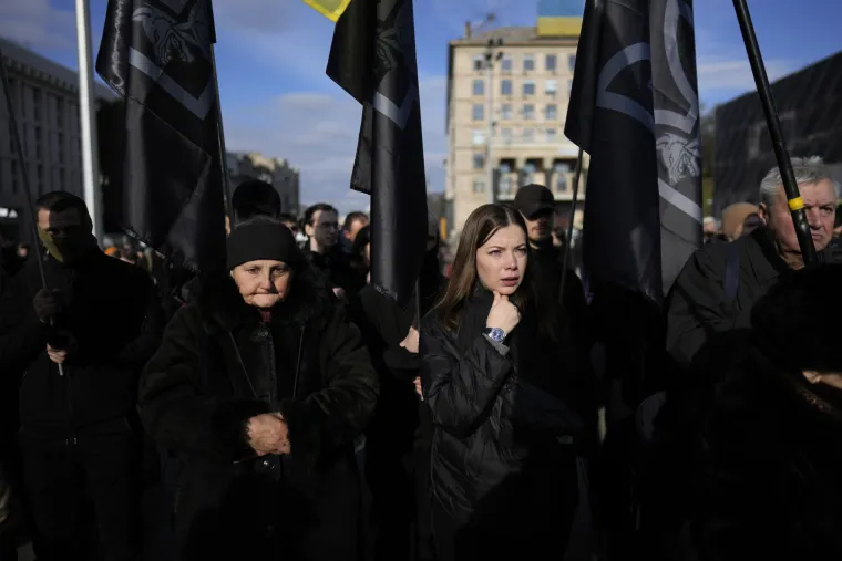 Tisuće uplakanih ljudi u Kijevu ispratilo Da Vincija, heroja Ukrajine. Na sprovod do&scaron;ao i Zelenski