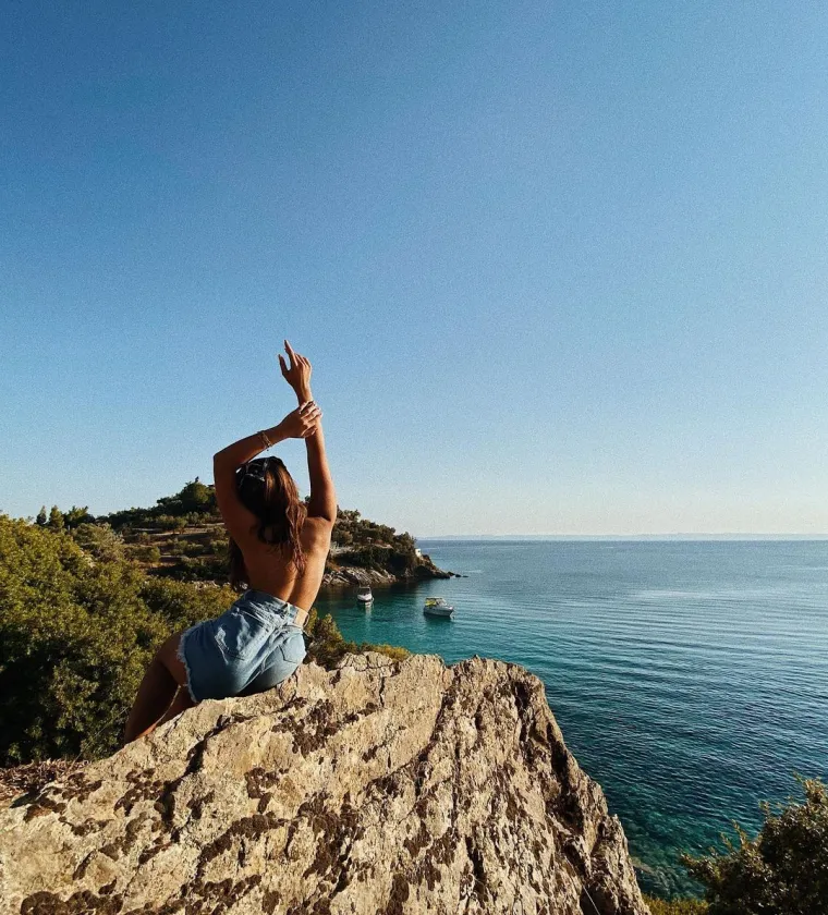 'Priznajem, du&scaron;o, malo sam sramežljiva': Voli isticati grudi, a sada je sjela na stijenu i pozirala u toplesu